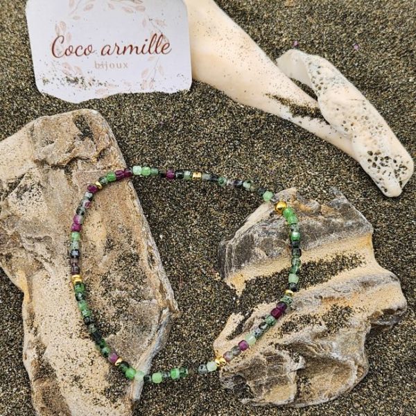 Pierre naturelle en Rubis zoisite , perles carrées, intercalaires dorées. Cocoarmille