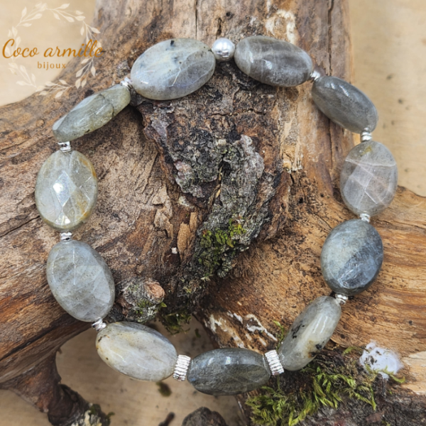 Bracelet en Labradorite- forme ovale, perles argentées, cocoarmille