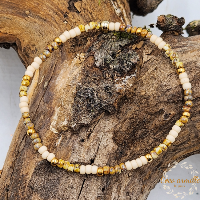 Le bracelet est fabriqué à partir de perles de rocaille japonaises appelées perles Miyuki. Ces perles sont réputées pour leur qualité et leur uniformité, et permet une grande combinaisons de couleurs variées.